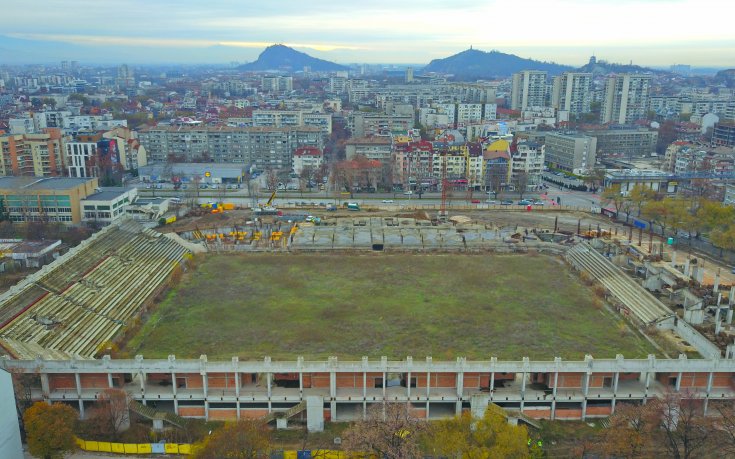 Слагат и нови седалки на „Колежа“