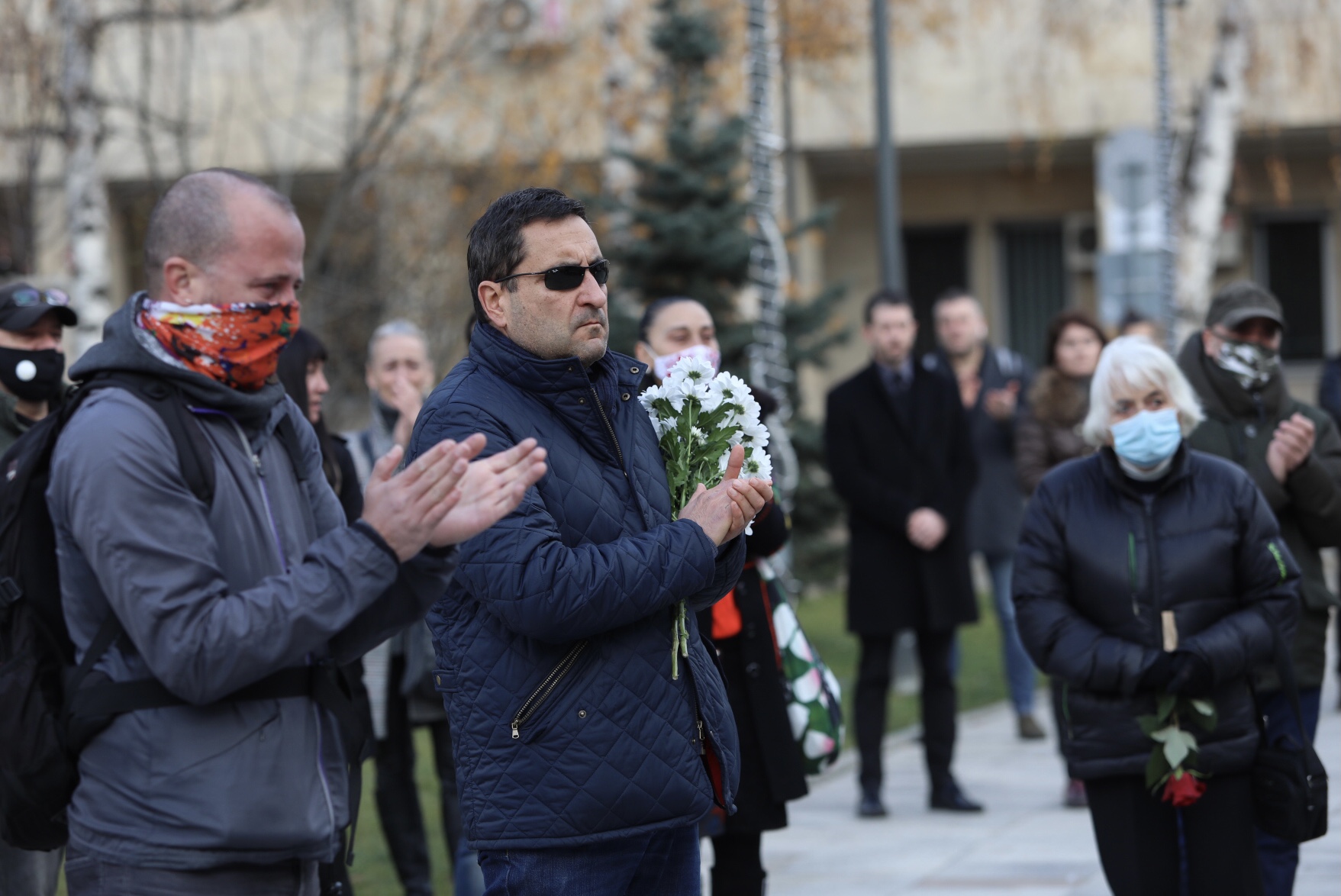 На поклонението в столичния храм Свети Седмочисленици да изпратят музиканта дойдоха много негови приятели, колеги музиканти, актьори, както и почитатели на песните на емблематичната българска група.