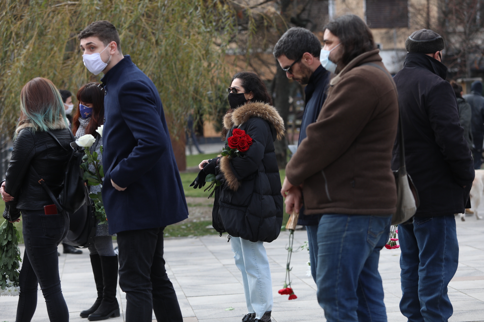 На поклонението в столичния храм Свети Седмочисленици да изпратят музиканта дойдоха много негови приятели, колеги музиканти, актьори, както и почитатели на песните на емблематичната българска група.