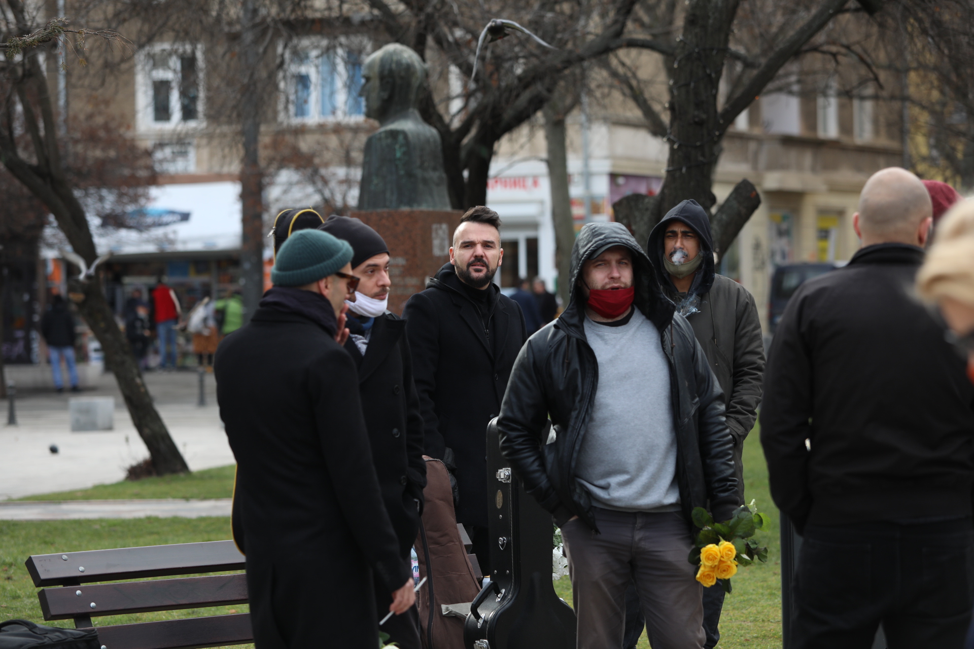 На поклонението в столичния храм Свети Седмочисленици да изпратят музиканта дойдоха много негови приятели, колеги музиканти, актьори, както и почитатели на песните на емблематичната българска група.
