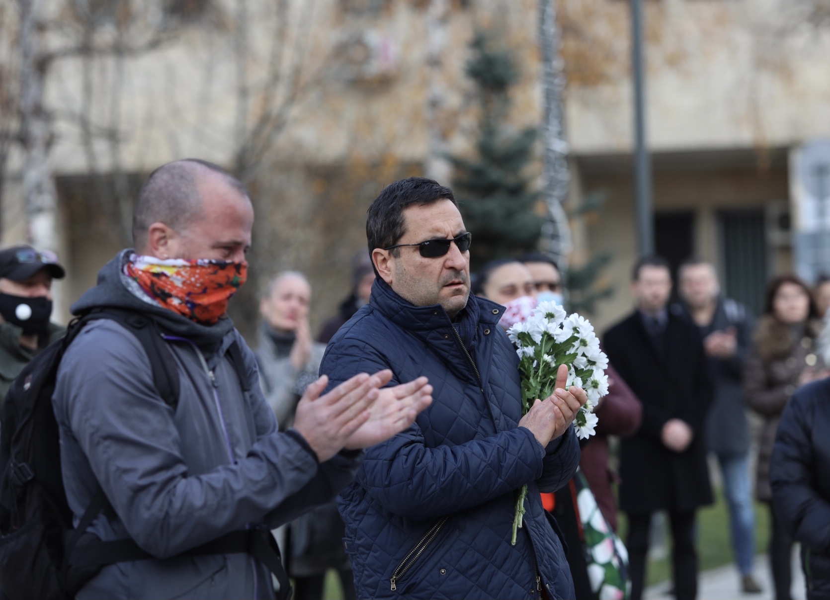 На поклонението в столичния храм Свети Седмочисленици да изпратят музиканта дойдоха много негови приятели, колеги музиканти, актьори, както и почитатели на песните на емблематичната българска група.