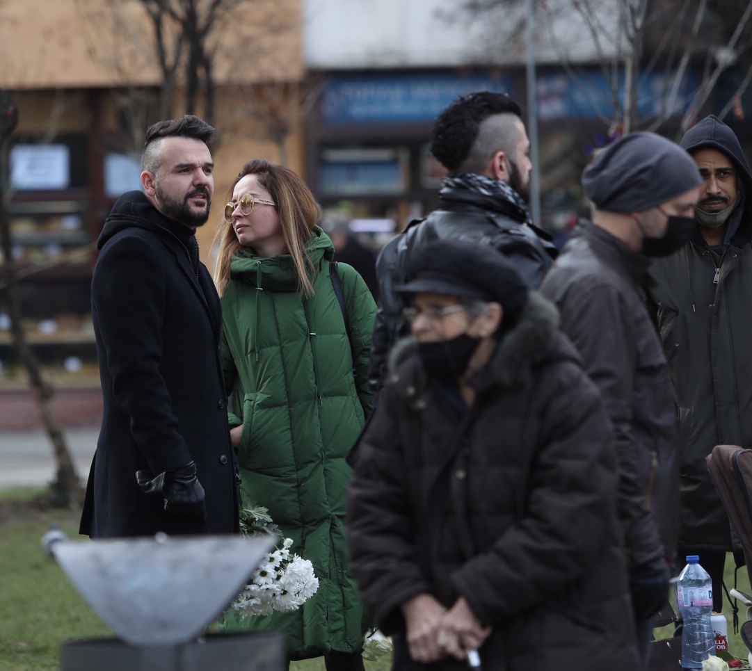 На поклонението в столичния храм Свети Седмочисленици да изпратят музиканта дойдоха много негови приятели, колеги музиканти, актьори, както и почитатели на песните на емблематичната българска група.