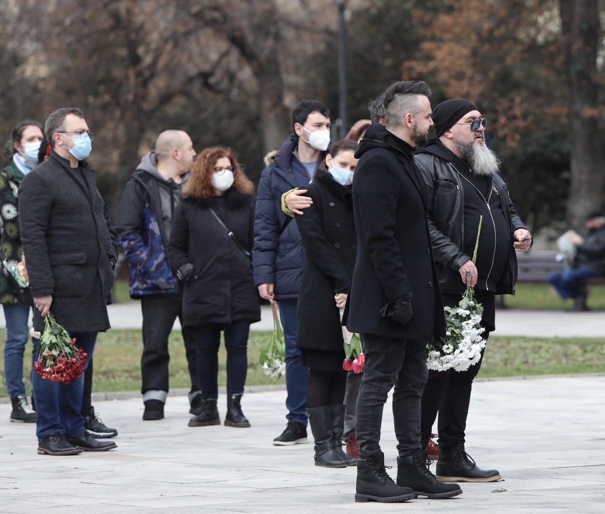На поклонението в столичния храм Свети Седмочисленици да изпратят музиканта дойдоха много негови приятели, колеги музиканти, актьори, както и почитатели на песните на емблематичната българска група.