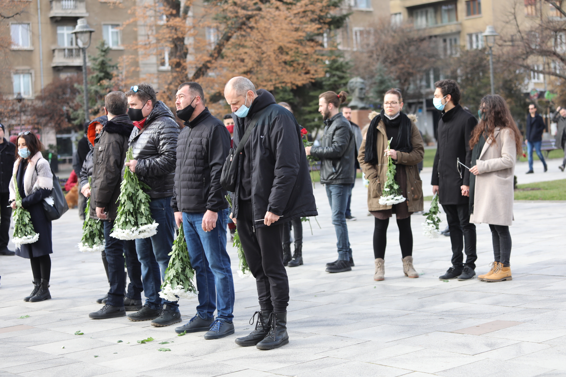 На поклонението в столичния храм Свети Седмочисленици да изпратят музиканта дойдоха много негови приятели, колеги музиканти, актьори, както и почитатели на песните на емблематичната българска група.