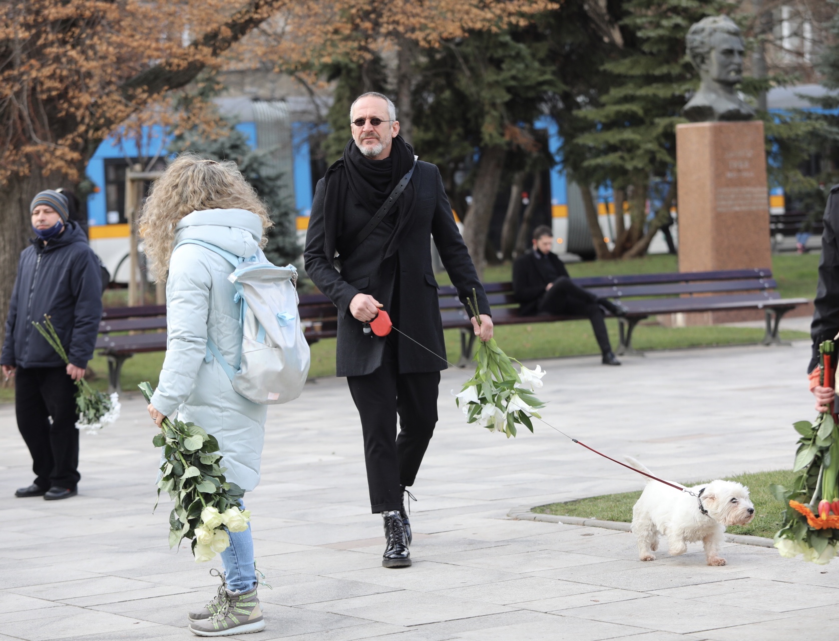На поклонението в столичния храм Свети Седмочисленици да изпратят музиканта дойдоха много негови приятели, колеги музиканти, актьори, както и почитатели на песните на емблематичната българска група.