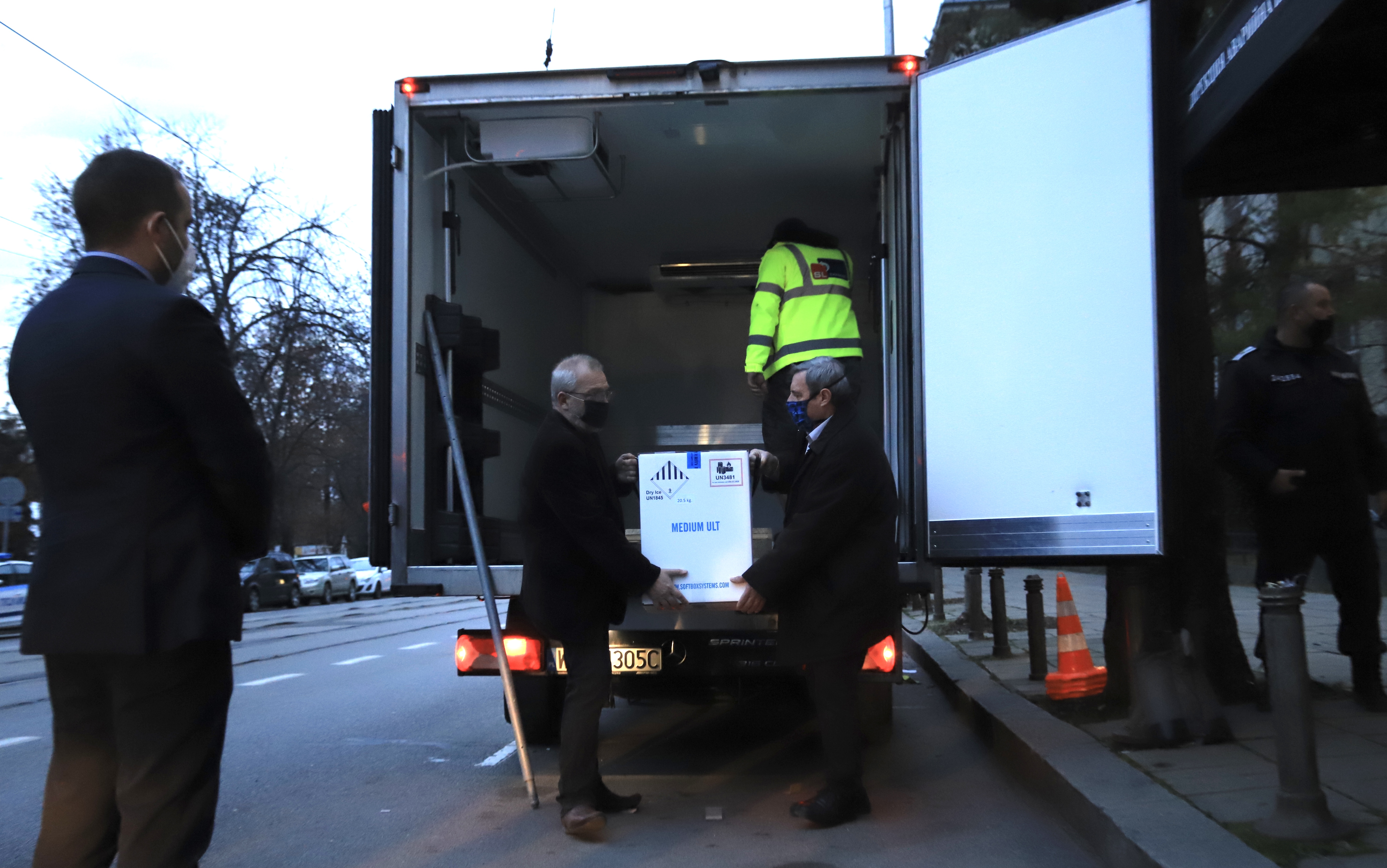 <p>Около 7.40 ч. тази сутрин пред Центъра по заразни и паразитни болести в София пристигна камион с ваксините, ескортиран от няколко полицейски автомобила</p>