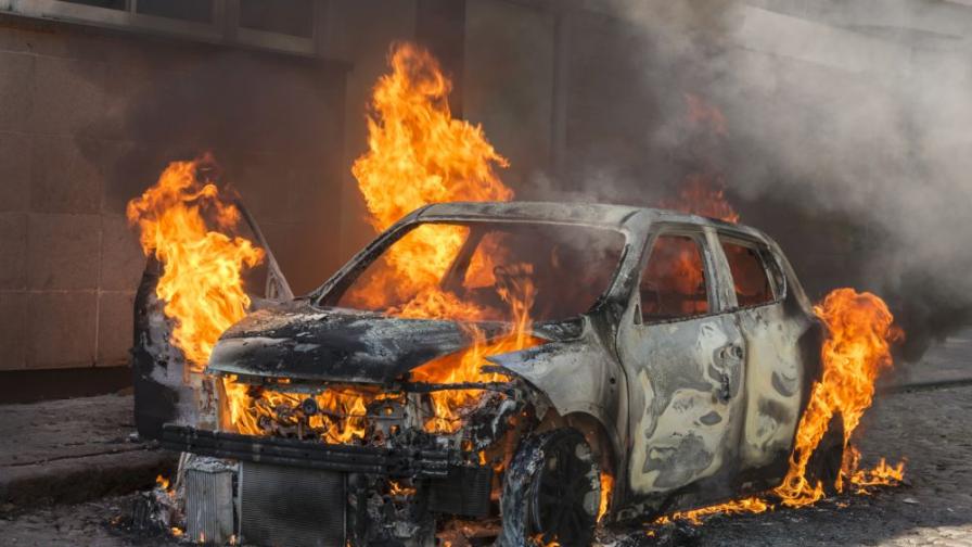Вандали изгориха десетки коли в нощта на Нова година