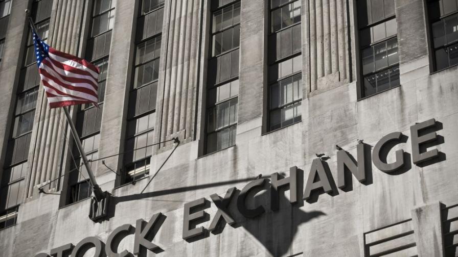 Нюйорската фондова борса спира котирането на 3 големи китайски компании
