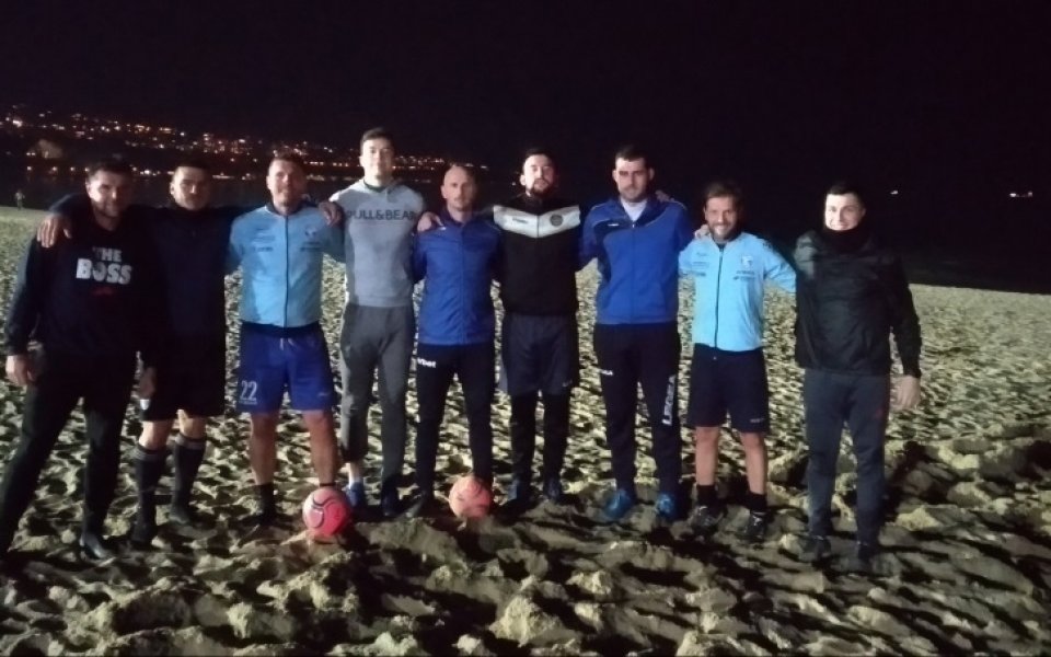 Шампионите по плажен футбол започнаха на тъмно