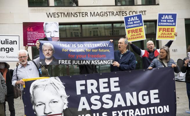 Лондонският съд отказа да пусне Асандж под гаранция