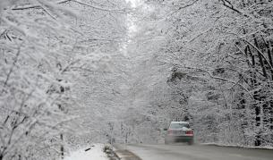 Внимание, шофьори! Сняг натрупа на „Шипка“, пътят е побелял