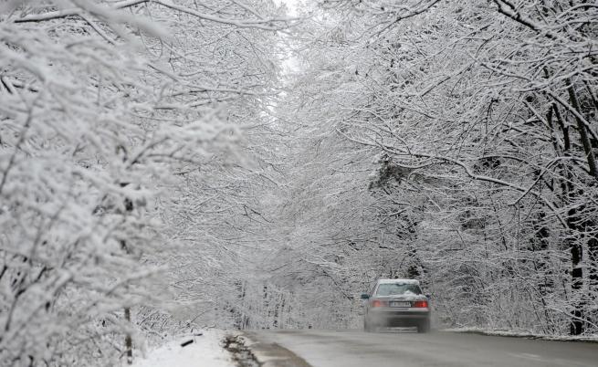 Внимание, шофьори! Сняг натрупа на „Шипка“, пътят е побелял