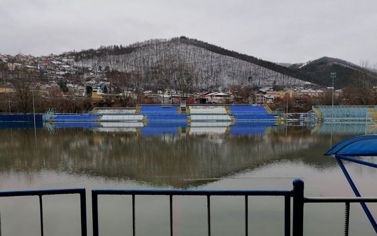 Кошмар: Стадион в България се превърна в езеро (снимки)