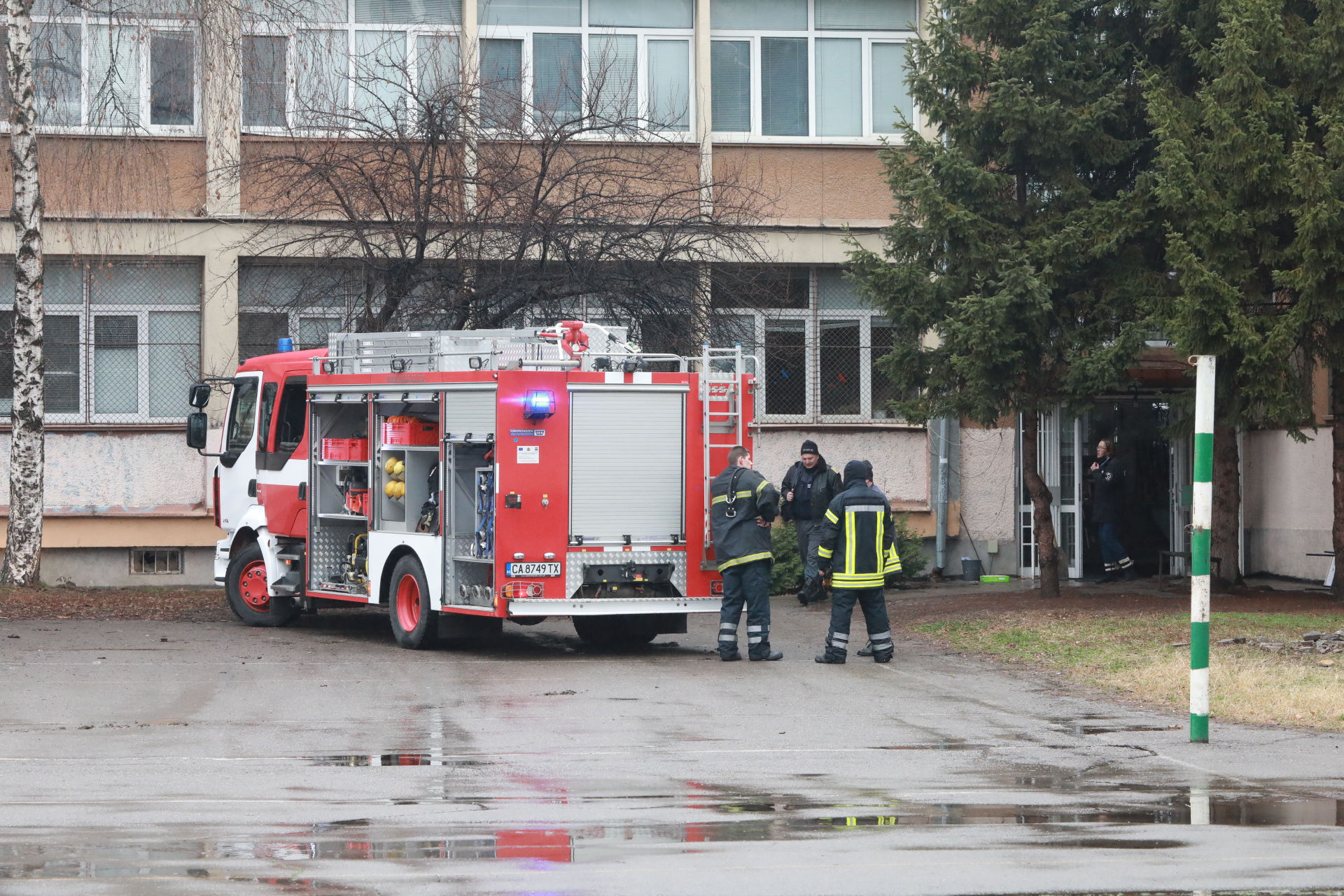 Евакуираха столично училище заради пожар