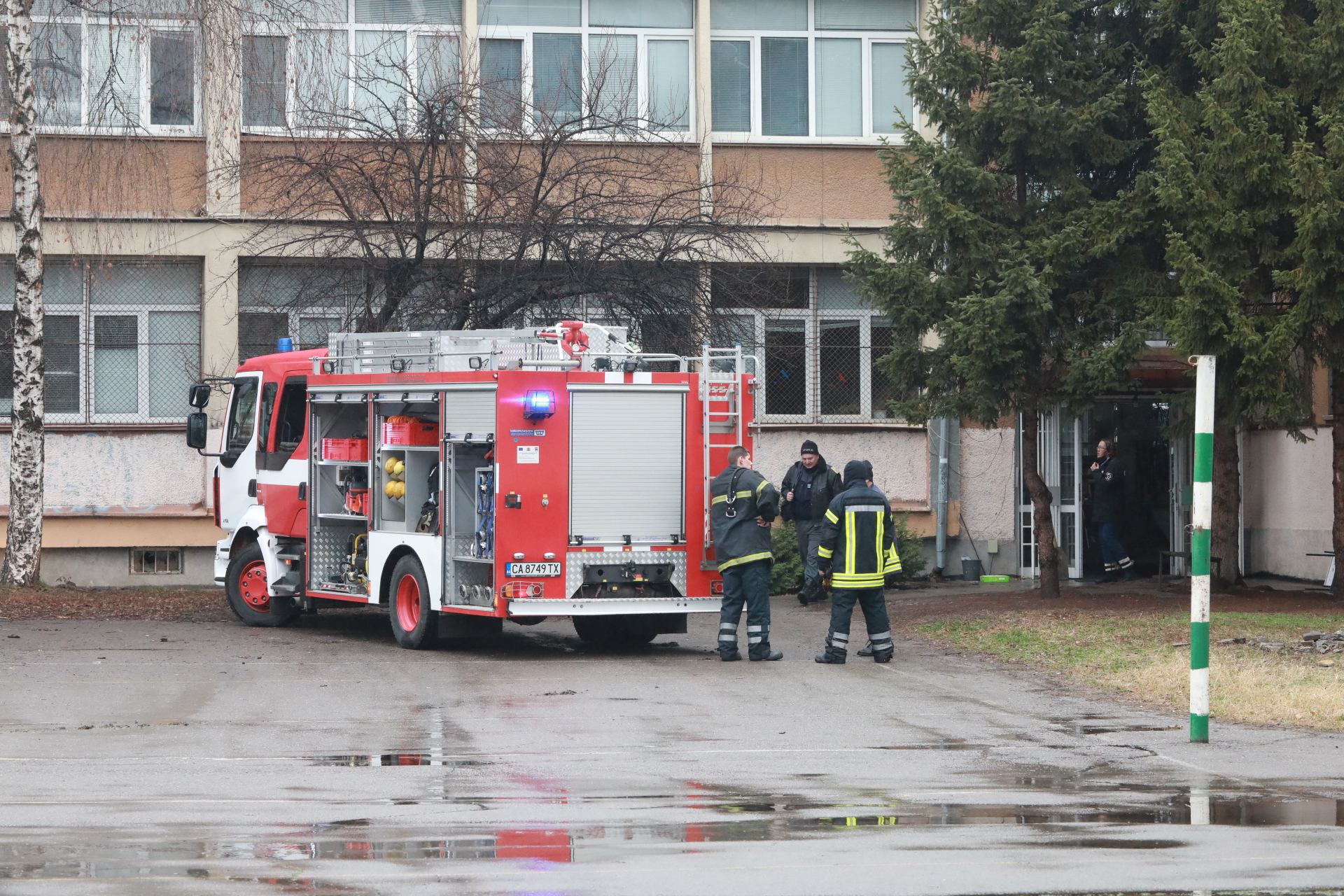 <p>Евакуираха столично училище заради пожар</p>