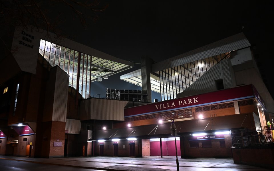 Мачът между Астън Вила и Евертън няма да се играе