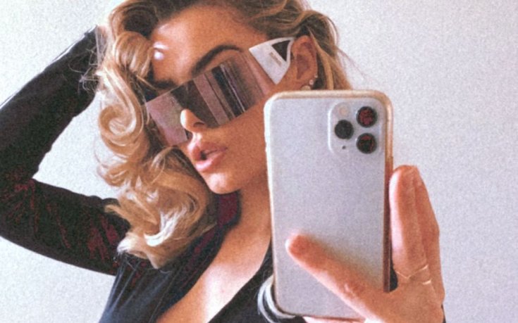 Руса стриптизьорка иска да бръкне в дълбокото с Флойд