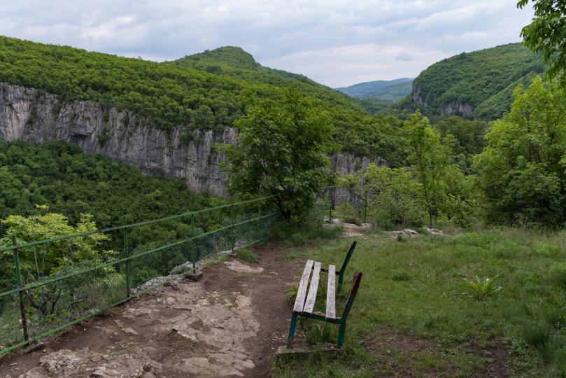 <p><em><strong>Пейката на любовта</strong></em></p>

<p>Пейката се намира на скалите над Дряновския манастир и е част от Дряновската екопътека, която започва при входа на пещера &quot;Бачо Киро&quot;.&nbsp;Общо има създадени три такива панорамни кътчета по екопътеката (с пейки и ограда), които откриват великолепни гледки към манастира и чудесната природа наоколо.&nbsp;<strong>В началото на&nbsp;август 2013 г. пейката и пространството около нея са сериозно облагородени</strong>, за да излезе отново наяве магията на това място, където преминаващите да могат да поспрат и да се полюбуват на всичко наоколо.&nbsp;Предназначена е за всички, които изпитват любов &ndash;&nbsp;към половинката, приятелите, природата или нещо друго.</p>