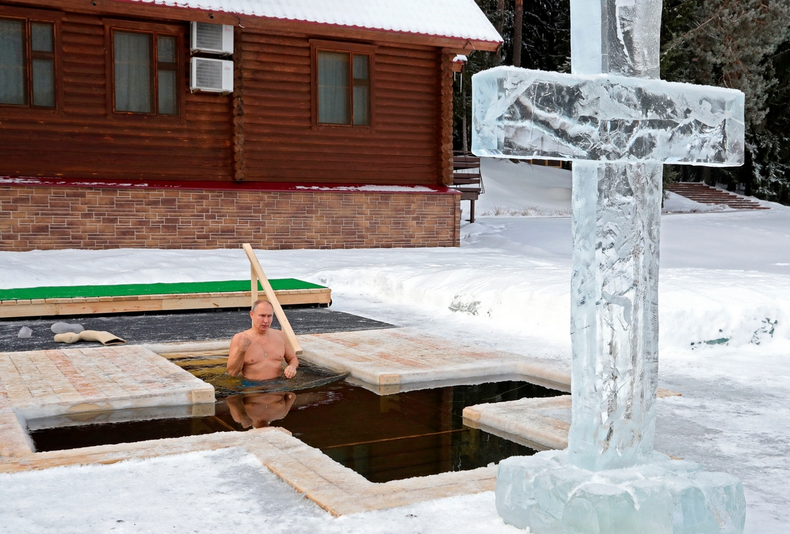 <p>Президентът на Русия Владимир Путин взе участие в традиционното богоявленско къпане.</p>