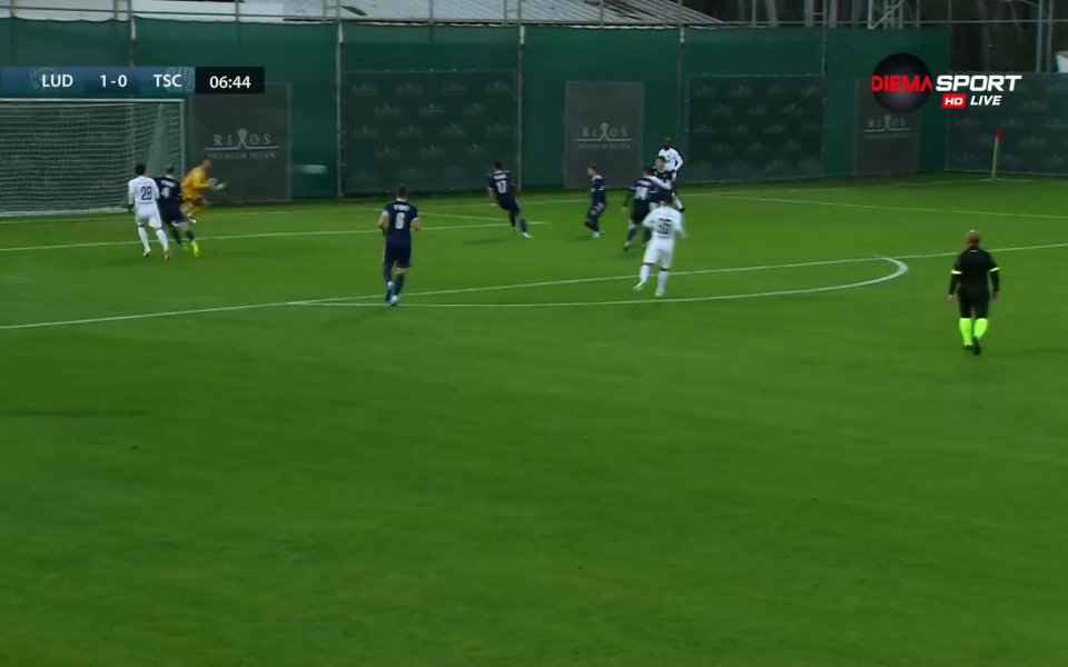 В 7-ата минута Джордан Икоко свали топката към Текпетей, който