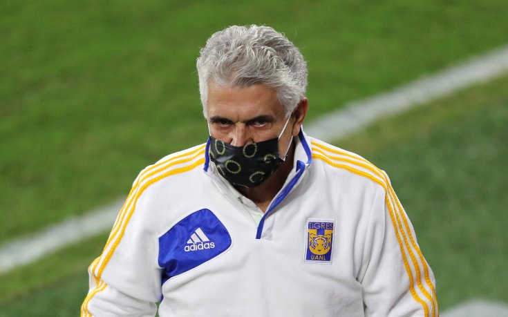 Треньор си запали цигара по време на мач