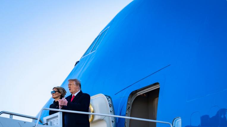 Мелания Тръмп се сбогува с Белия дом в грациозен черен тоалет 