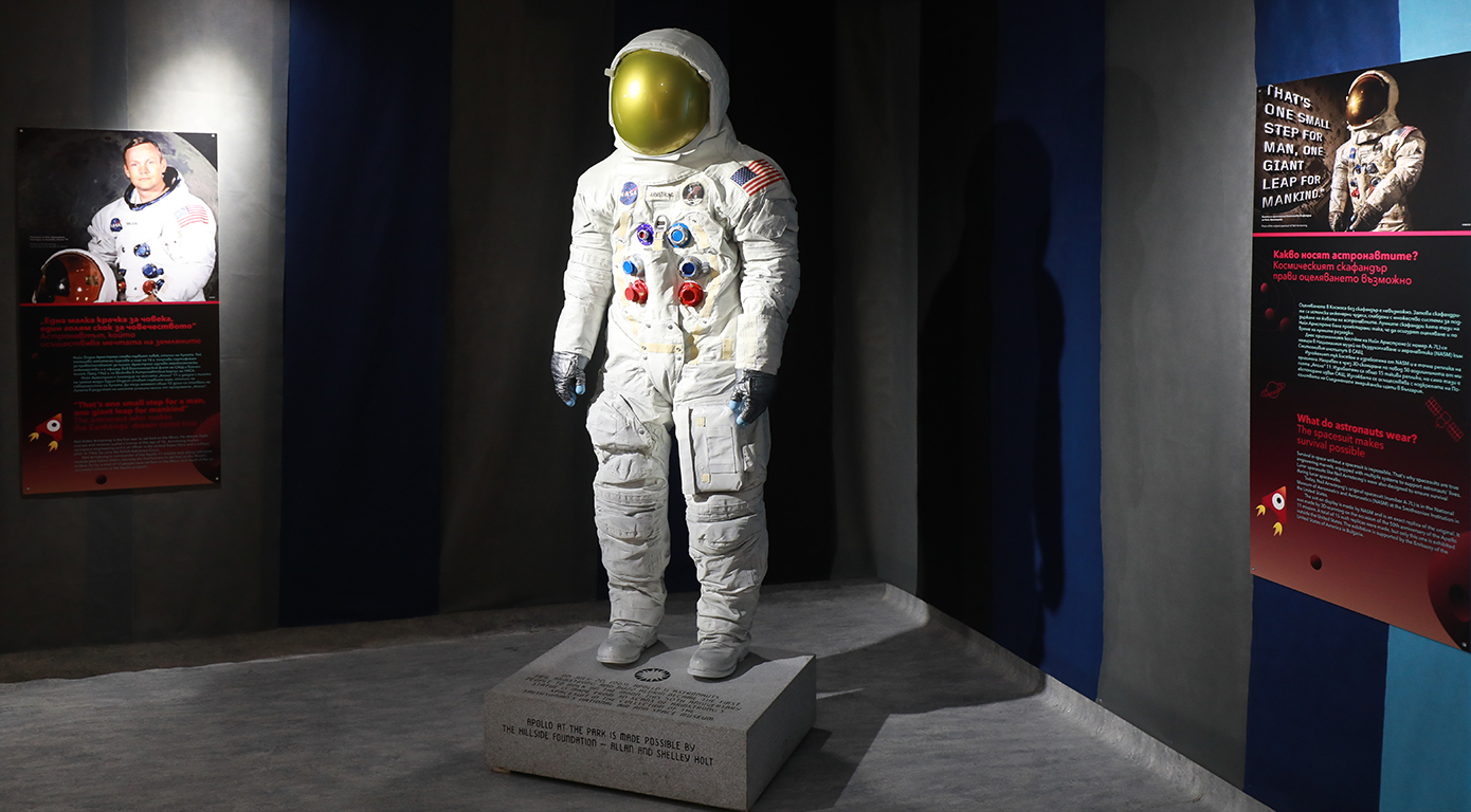 <p>От 20-и януари до 24-ти март Детският научен център &ldquo;Музейко&rdquo; представя една от общо 15-те реплики на космонавтския костюм, с който Нийл Армстронг стъпва на Луната и променя завинаги човешката история.</p>