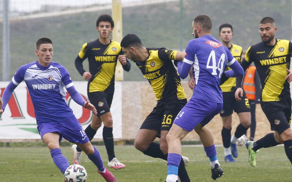 Ботев Пловдив и Етър играят при резултат 1:1 в поредната