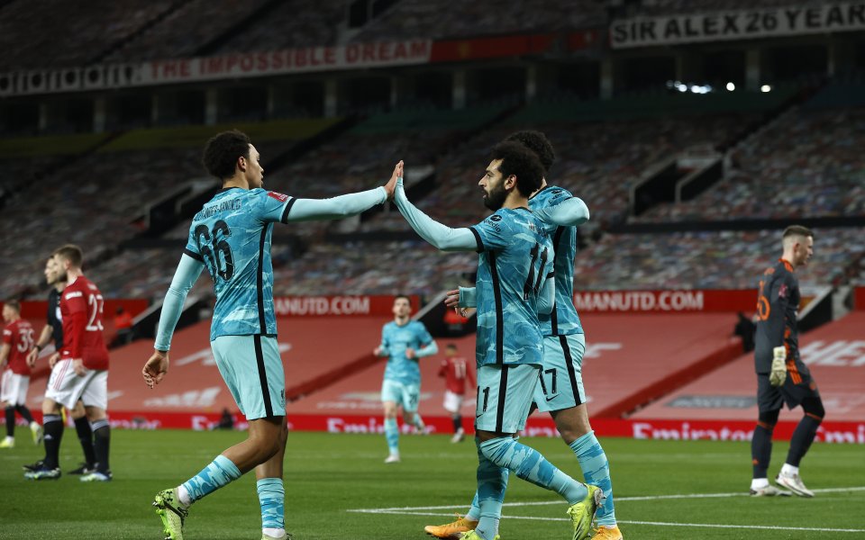 Отборите на Манчестър Юнайтед и Ливърпул играят при резултат 1:1