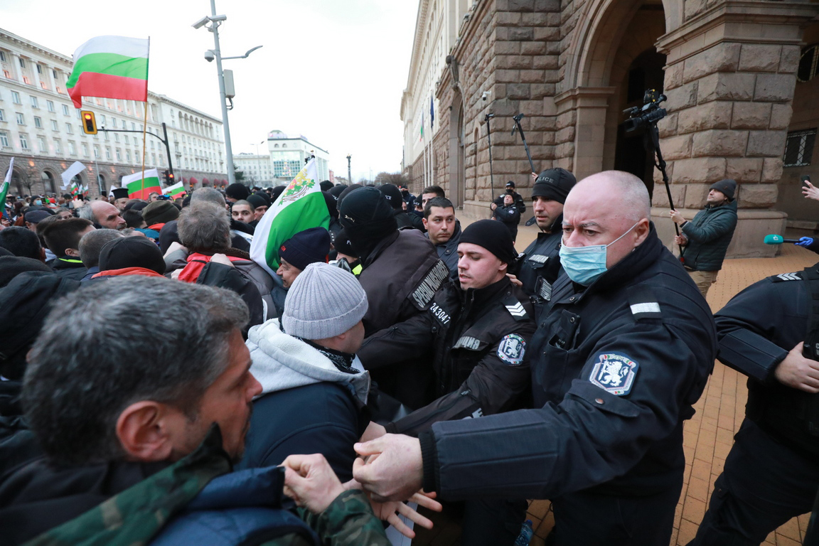 <p>200 дни протести в София срещу правителството и главния прокурор</p>