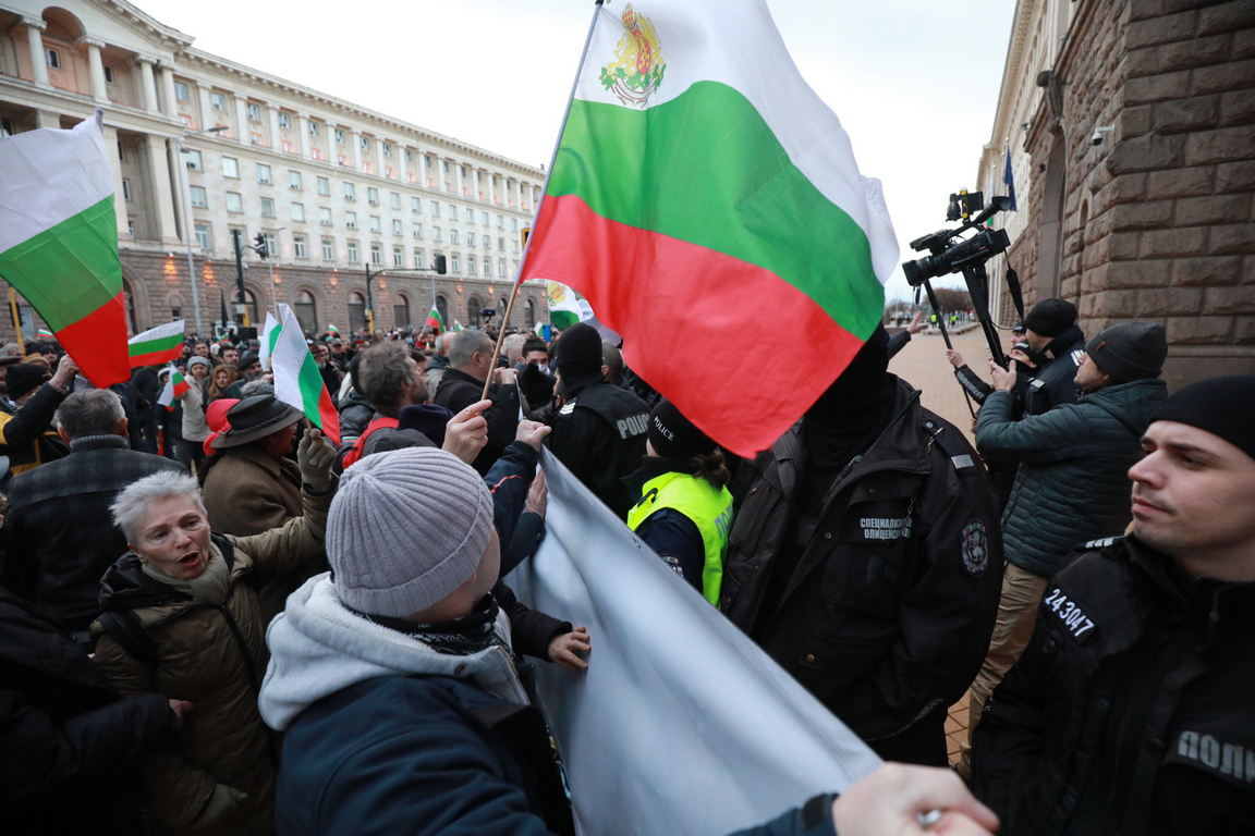 <p>200 дни протести в София срещу правителството и главния прокурор</p>