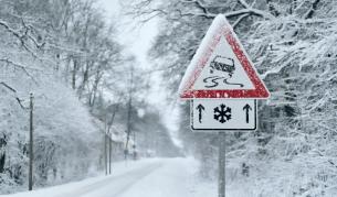 Сняг и заледени пътища затрудниха движението в страната