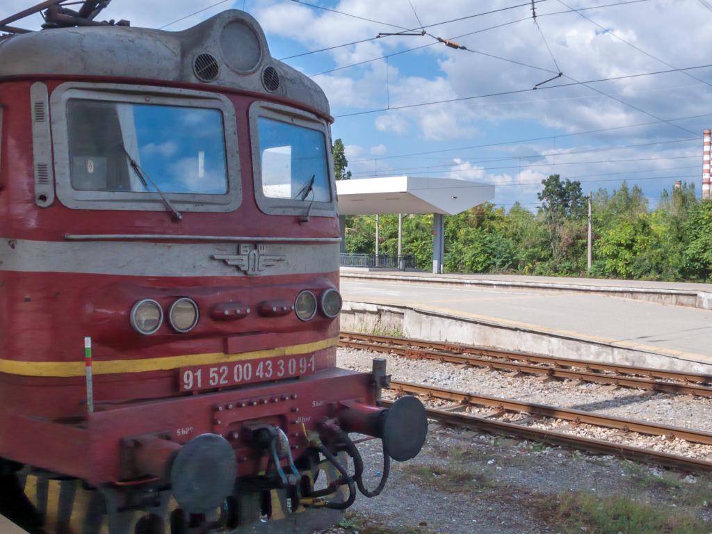 Влак по линията Стара Загора Русе е блъснал лек