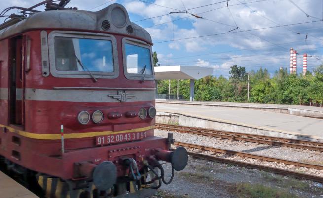 Авария спря влака София-Варна преди Своге