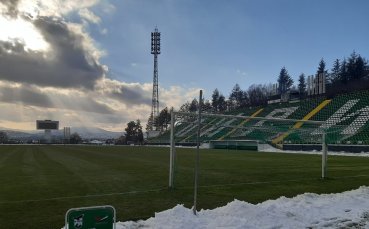 Теренът на стадион Христо Ботев в Благоевград е идеално почистен
