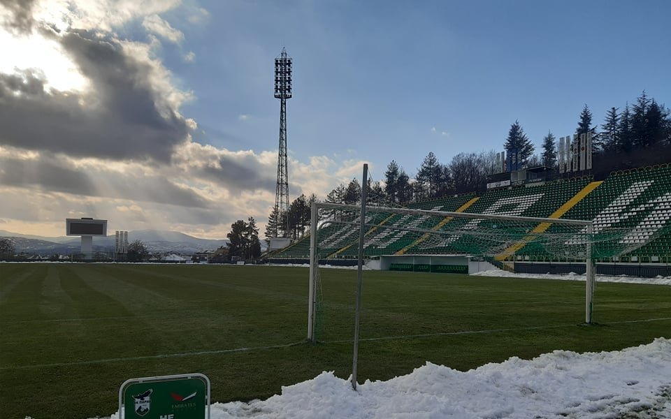 Теренът на стадион &bdquo;Христо Ботев&ldquo; в Благоевград е идеално почистен