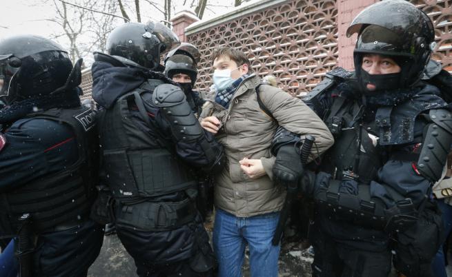 Хиляди арестувани в Русия, протестите продължават