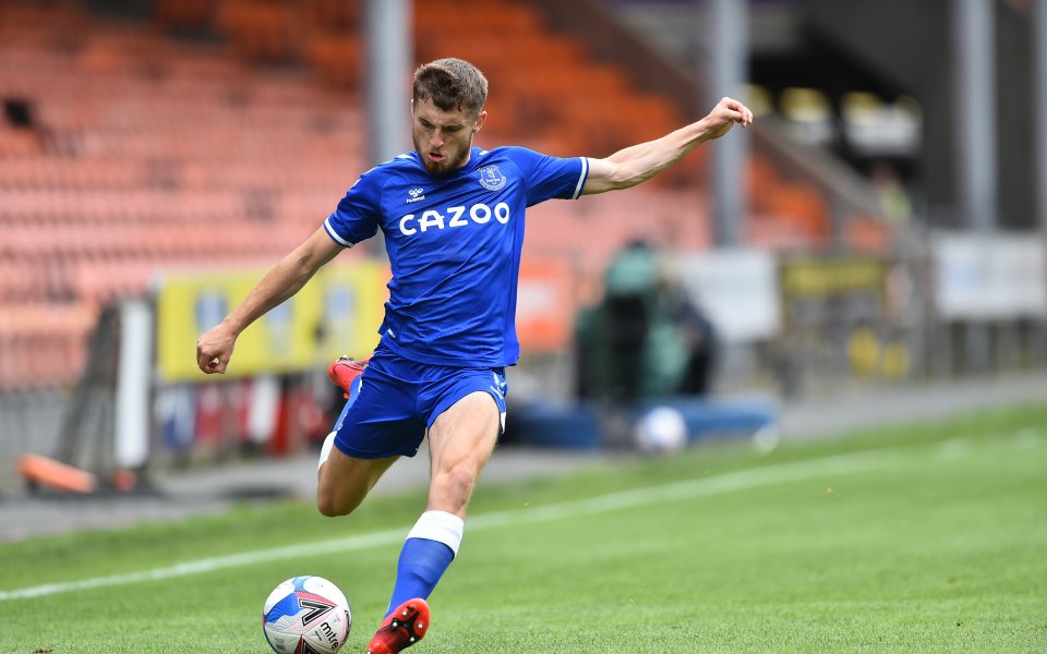 Защитникът на Евертън Джонджо Кени премина под наем в шотландския