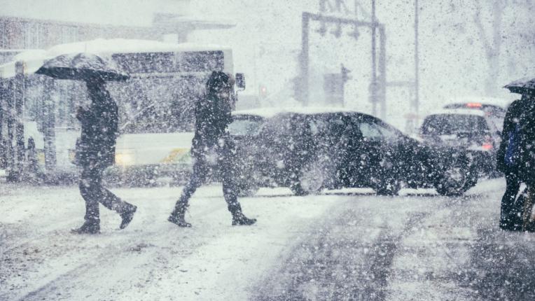 зима сняг студ град трафик коли