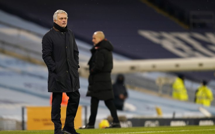 Ръководството на Тотнъм все още има доверие в Моуриньо