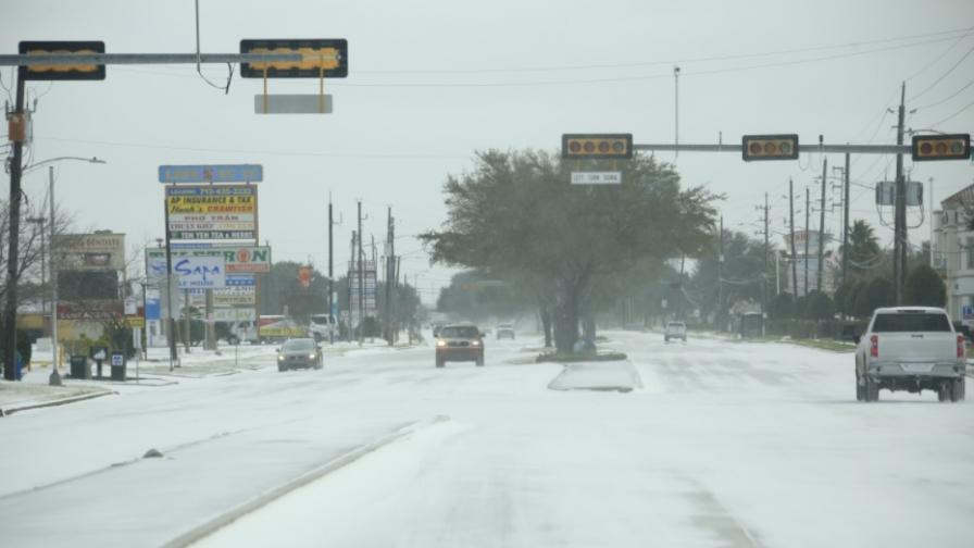 Студен атмосферен фронт остави без ток милиони хора в Тексас