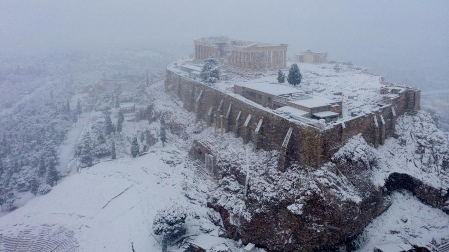 Сняг скова Атина