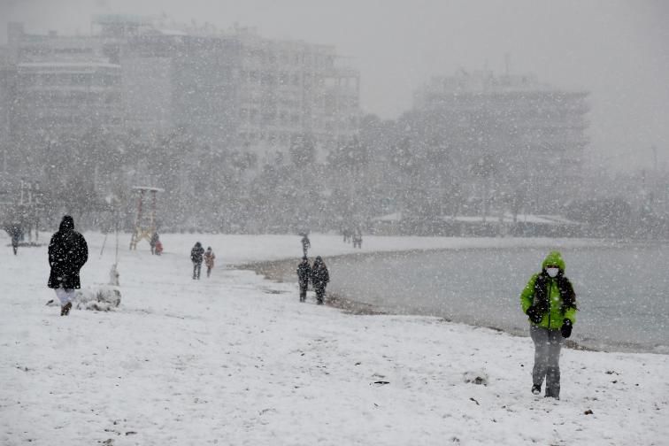 сняг и студ в Атина