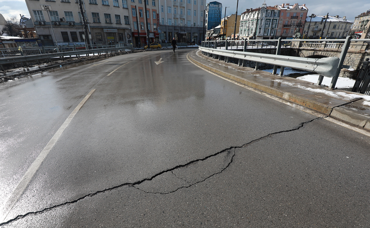 <p>Напука се пътната настилка в района на &quot;Лъвов мост&quot;</p>