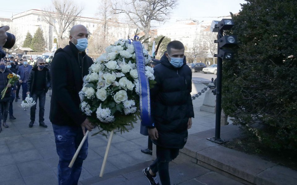 Футболен клуб Левски поднася венци и цветя на паметника на Апостола 19.02.2021