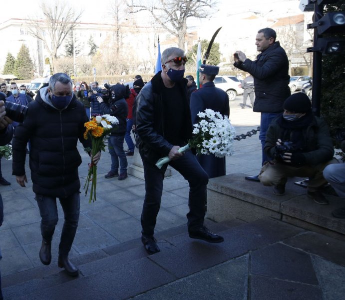 Левски поднася цветя и венци на паметника на Апостола1