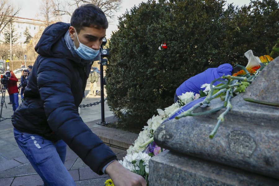 Левски поднася венци и цветя на паметника на Апостола1