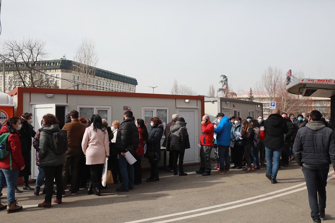 <p>Опашки пред &quot;Пирогов&quot; от желаещи ваксиниа</p>