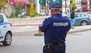 <p>Уволняват полицаите, празнували в заведение край Сандански</p>