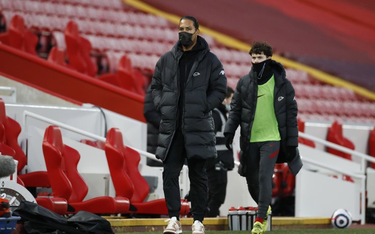 Ван Дайк вече тренира по терените на базата в Къркби (снимки)